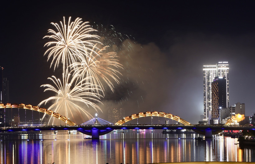 vna potal chung ket le hoi phao hoa quoc te da nang 2025 8145765