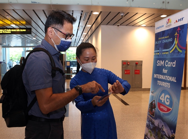 vnpt c4 90 c3 a0 n e1 ba b5ng representative instructs a foreign tourist